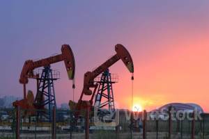 港股异动 | 石油股早盘集体走低 OPEC+增产方案短期冲击油价 机构继续看好上游高股息标的