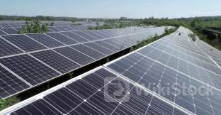 港股异动 | 光伏股延续跌势 组件需求量持续走弱 机构预计全年组件排产增速或仅为个位数