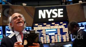 美股上涨：纳指与标普再创新高 耐克逆市跌近20%