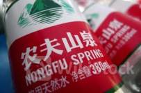 两月急跌30%，农夫山泉怎么了？