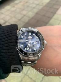 中证香港300成长指数报1713.58点，前十大权重包含携程集团-S等