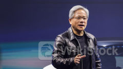 NVDA｜英偉達黃仁勳：新AI芯片成本約3至4萬美元 Blackwell研發成本達100億美元