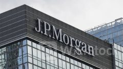 JPM業績｜摩通首季淨利潤多賺約6% 全年淨利息收入指引遜預期、股價盤前跌逾2% CEO戴蒙警告三風險