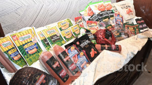 豬肉股業績|萬洲國際上季生物公允價值調整前盈利升73% 豬肉銷量跌近8% 萬洲升近3%