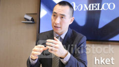 濠賭股｜何猷龍：憂澳門酒店房不足以應付氹仔5萬人表演場地 新濠著力減債冀早日恢復派息