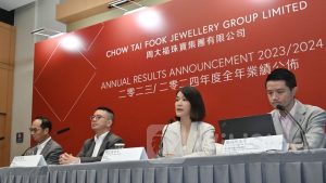 周大福業績｜為何不派特別息？ 周大福：市場波動及利率高企、冀做好資本結構 今年不設開店KPI