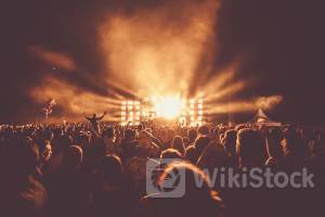 游戏驿站(GME.US)跌超12% CEO称计划削减成本并缩减实体店网络