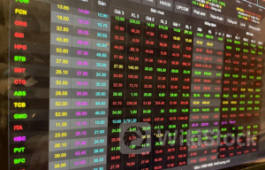 Biên độ giảm của thị trường chứng khoán thu hẹp, nhóm cổ phiếu Thép nổi sóng