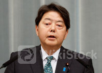 顧客情報の不適切授受、大変遺憾＝三菱ＵＦＪ銀などへの改善命令で官房長官