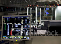 午前の日経平均は続伸、バリュー優位の展開 半導体は売り