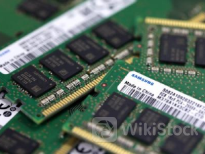 英特尔(INTC.US)推出首款用于人工智能的全集成光学 I/O 芯片