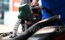 Giá xăng tăng lần thứ ba liên tiếp, RON 95 vượt 23,000 đồng/lít