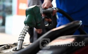 Giá xăng tăng lần thứ ba liên tiếp, RON 95 vượt 23,000 đồng/lít