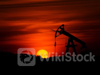 英国石油(BP.US)调整能源转型战略：重新聚焦油气领域 冻结招聘并暂停海上风电新项目