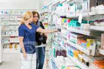 零售“寒冬”难熬！沃尔格林-联合博姿(WBA.US)下调全年指引，传言将关闭门店