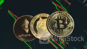 Bitcoin, Ethereum, Dogecoin Edge Higher As Market Cheers Solana Spot ETF Filing: Analyst Forecasts King C