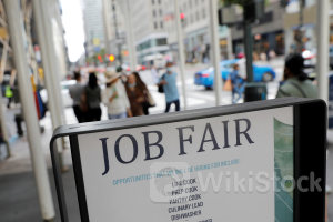 米新規失業保険申請、4000件増の23.8万件 労働市場の緩和示唆