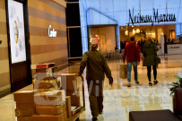 米高級百貨店サックスが同業ニーマン・マーカス買収、アマゾンなど支援