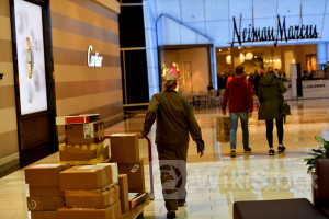 米高級百貨店サックスが同業ニーマン・マーカス買収、アマゾンなど支援