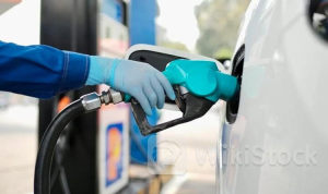 Giá xăng tăng lần thứ 4 liên tiếp, RON 95 vượt 23.500 đồng/lít