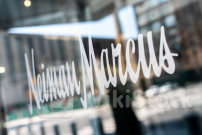 米高級百貨店サックス、同業ニーマン買収へ 26.5億ドル