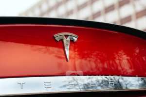 As Tesla Surges 44% In 10 Sessions, Bearish Analyst Smells Stock Manipulation: 'They Keep Buying Puts To