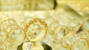 Giá vàng nhẫn đắt hơn vàng miếng, vượt 77 triệu đồng/lượng