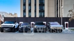 TSLA｜4300億掟特斯拉、股價急瀉8% 傳Robotaxi發佈時間推遲