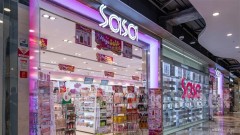 SA SA INT'L 1FQ Turnover $944M, Down 9.8% YoY