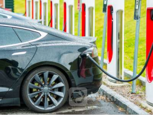 通用汽车(GM.US)CEO：明年不会达成100万辆电动车产量目标