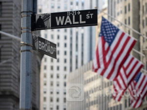 Dow closes at record high on earnings