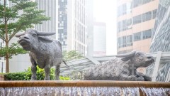 ＜H Shrs＞HSI Climbs 11 pts at Midday as CN Developers, Pharmas Hike; Stocks w/ CN Characterized Valuation Drop