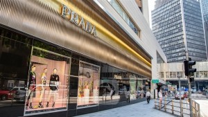 <Research>CLSA Lowers PRADA (01913.HK) TP to $65, Rates Outperform