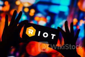 Best Performing Mid Cap Stock In The Last Week - VF (NYSE:VFC), Riot Platforms (NASDAQ:RIOT)