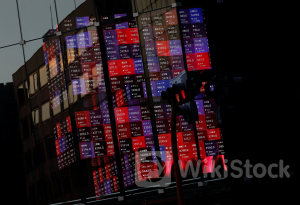 日経平均は続落で寄り付く、米株安の流れ引き継ぐ