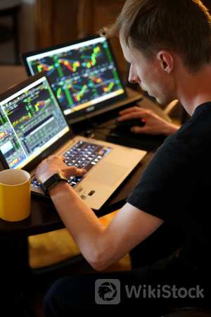 Fast-Paced Momentum Stock AMC Entertainment Is Still Trading at a Bargain - AMC Enter Hldgs (NYSE:AMC)