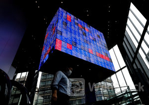 日経平均は続落で寄り付く、円高が重し 一時300円超安