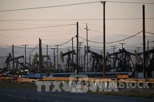 Giá dầu trượt xuống mức thấp nhất 6 tuần do triển vọng tích cực của Gaza