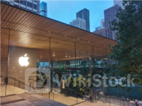 传苹果(AAPL.US)研究生产折叠手机 最早或在2026年发布