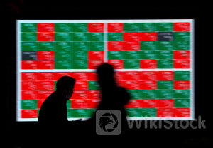 日経平均は下げ幅を拡大し1000円超安、ハイテク株が主導 内需の一角はプラス転換