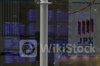 午前の日経平均は大幅続落、米株安と円高嫌気 ハイテク株が下げ主導