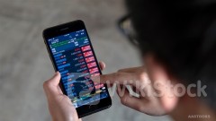 ＜Midday Takeaway＞HSI Down 246 pts; HSTI Down 51 pts; MEITUAN Down over 4%; POWER ASSETS, L'OCCITANE Hit New Highs