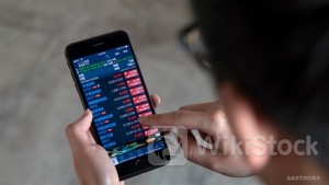 ＜Midday Takeaway＞HSI Down 246 pts; HSTI Down 51 pts; MEITUAN Down over 4%; POWER ASSETS, L'OCCITANE Hit New Highs