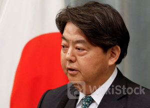 引き続き緊張感持ち動向注視と官房長官、日経平均が今年最大の下落