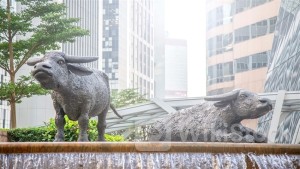 HSI Below 17,000 after Midday, Logging 3-mth Low; MEITUAN Slips 6%+; HK Mkt Outshines