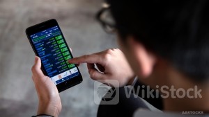 <Midday Takeaway>HSI Closes Midday at 17,033, Up 28 pts; HSTI Closes Midday at 3,443, Up 22 pts; CHINA UNICOM Down over 6%