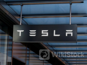 特斯拉(TSLA.US)评级再遭下调 股价为何几乎收平？