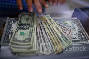 NY外為市場=ドル安定的、主要中銀の政策決定や米雇用統計待ち