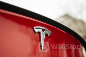 分析师试用特斯拉(TSLA.US)FSD时险些撞车：技术令人惊叹，但离全自动还很远