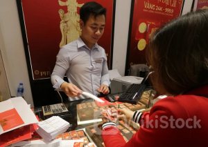 Giá vàng cùng đi xuống, thương hiệu SJC lùi về mốc 79 triệu đồng mỗi lượng